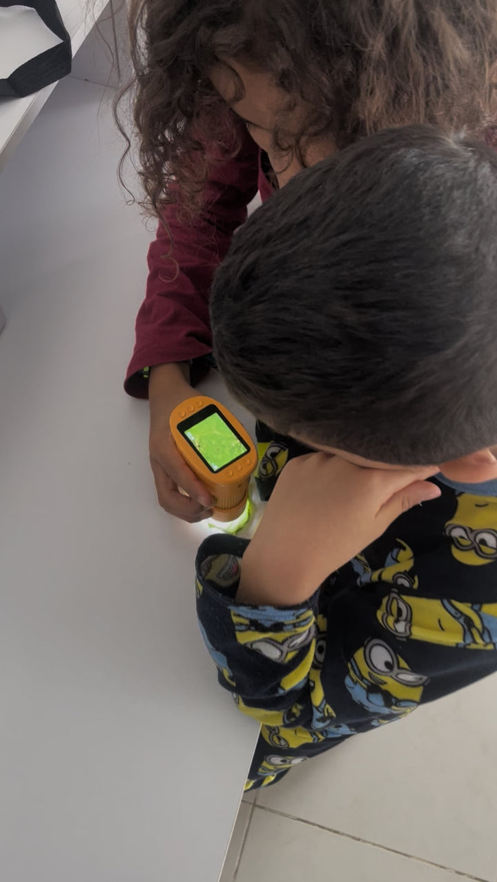 Enfant dormant avec l'oreiller Le P'tit Loup